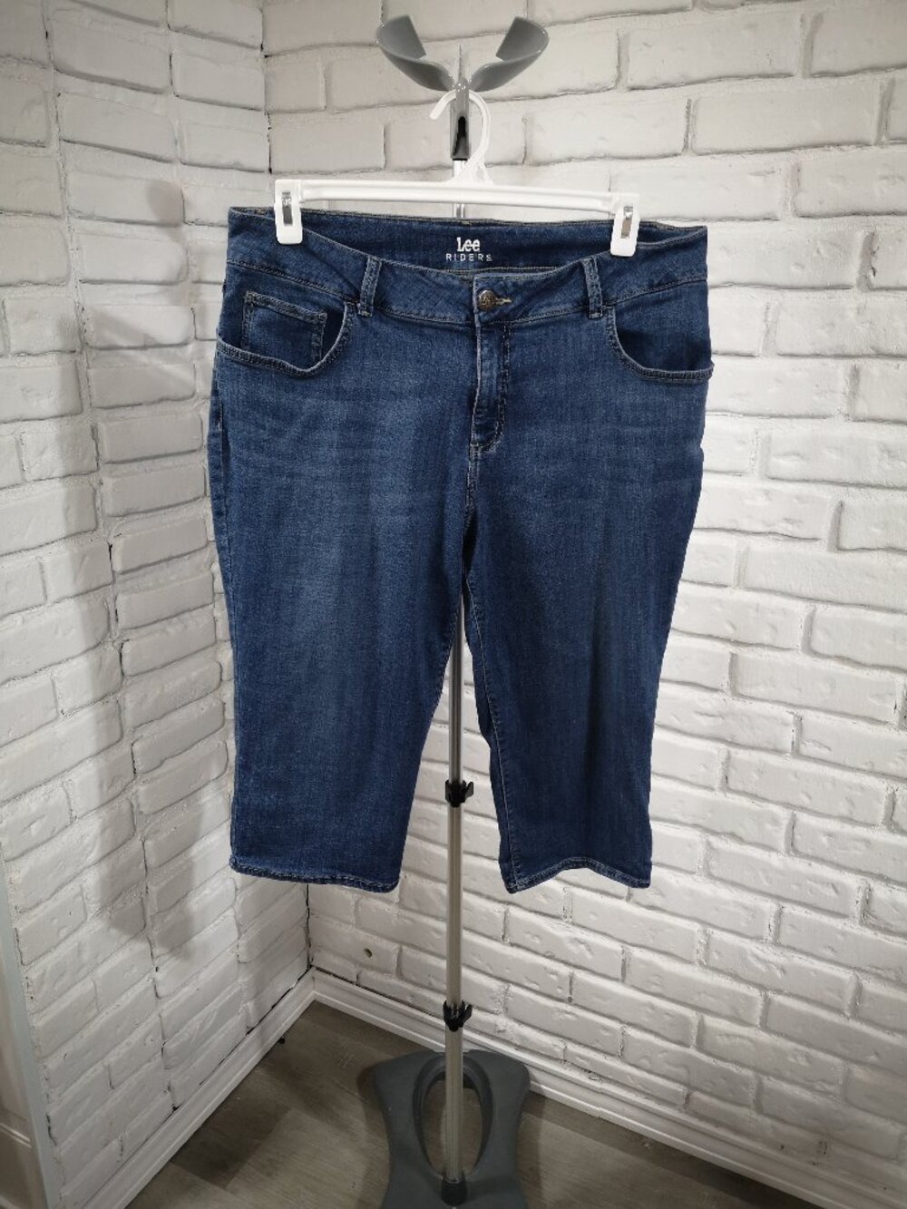 Lee Riders Women's Size 18W Medium Wash Denim Capri Length Pants Summer